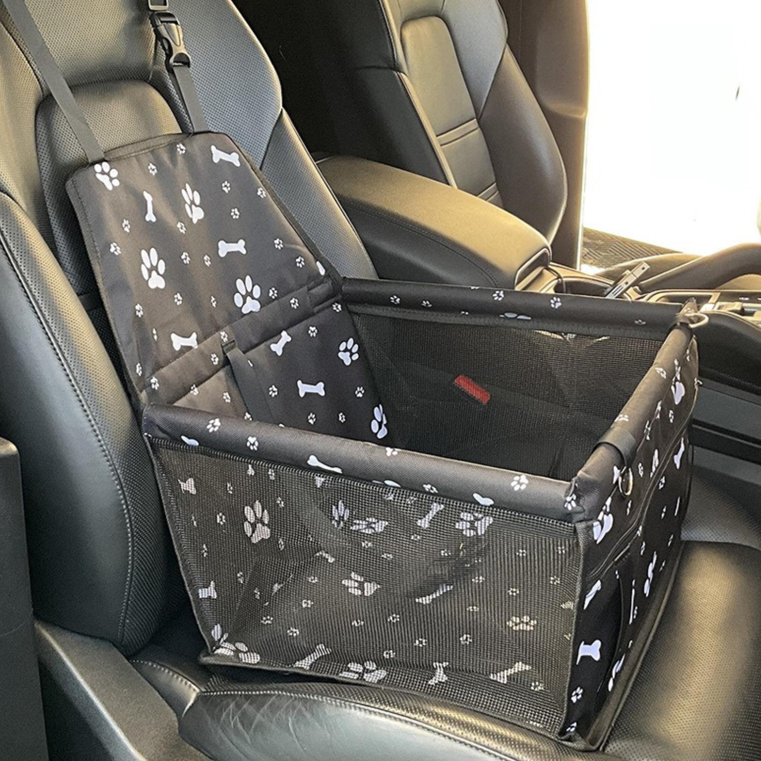 Zwarte autostoel voor honden met witte pootafdrukken en botjes